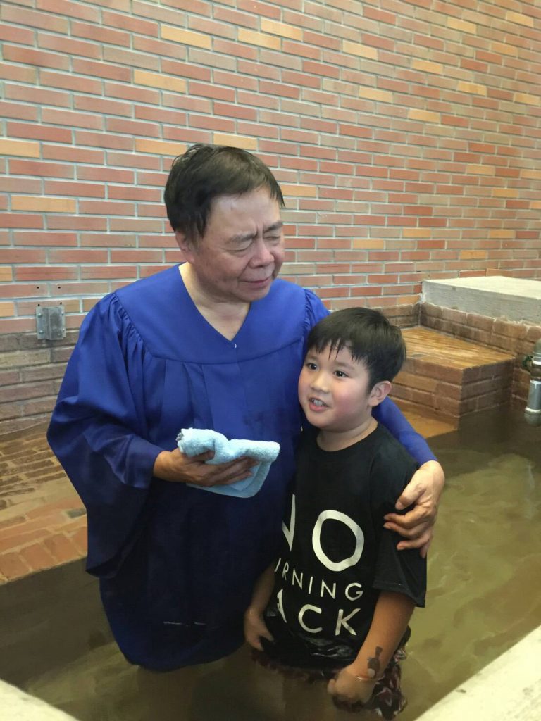 张茂松:为孙儿孙女受洗,心是满感恩